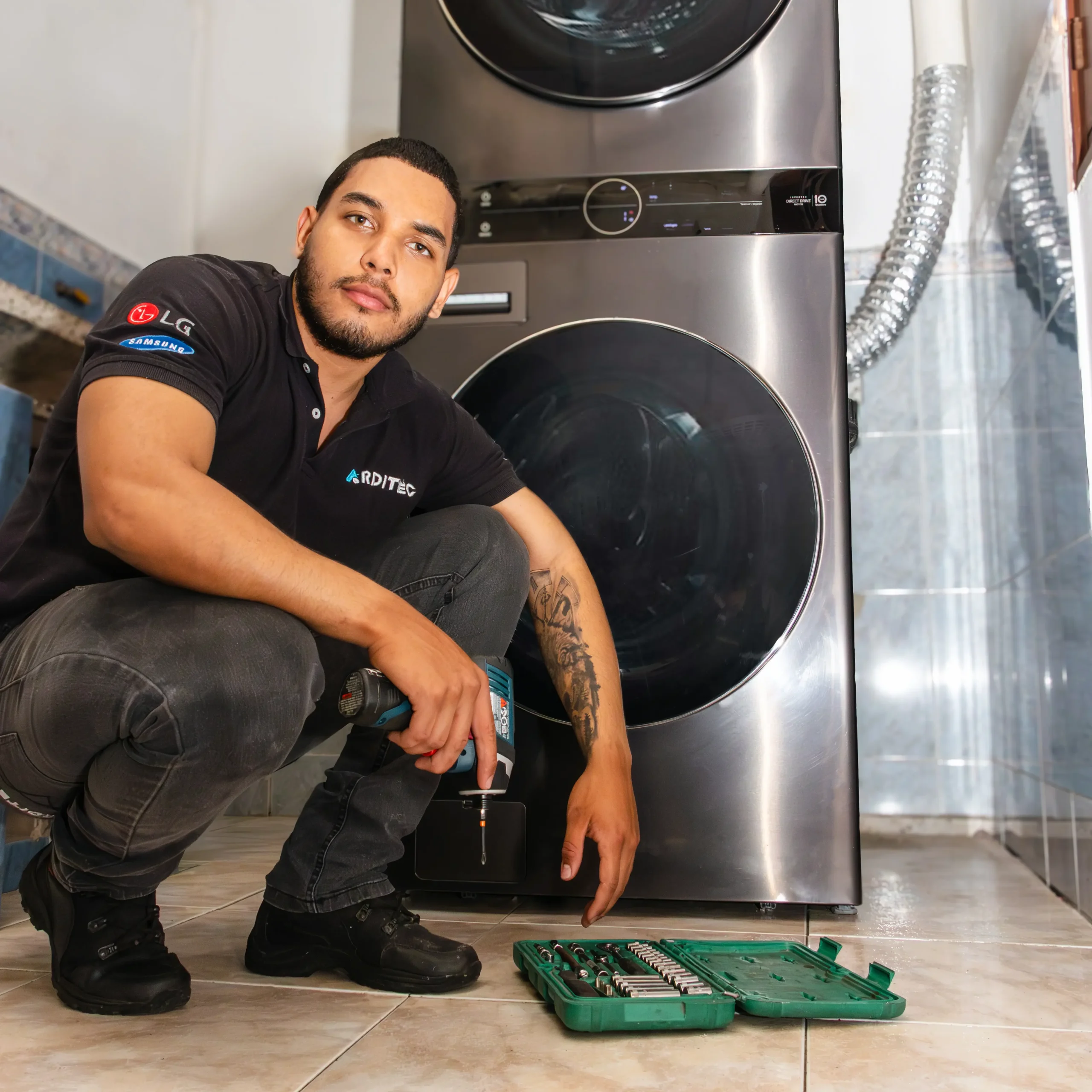 hombre haciendo mantenimiento a una lavadora
